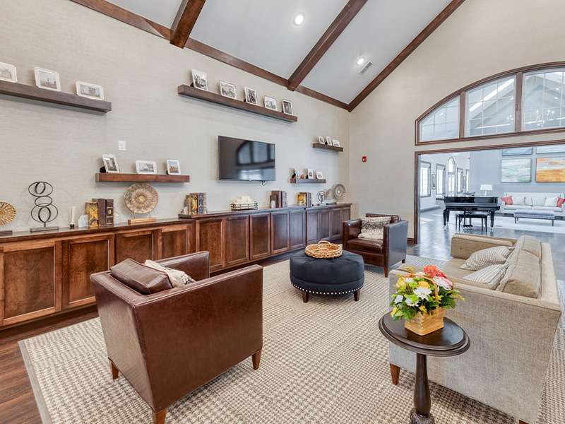 Cedarhurst of Springfield, IL's cozy common area, complete with a TV and comfortable seating