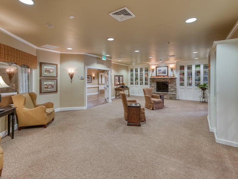 Cedarhurst of Springfield, MO's cozy common area, complete with a warm fireplace and comfortable seating