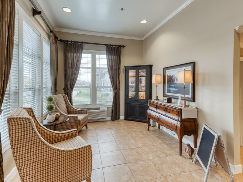 A welcoming, senior-friendly library at Cedarhurst of Springfield, MO with accessible resources for reading and relaxation