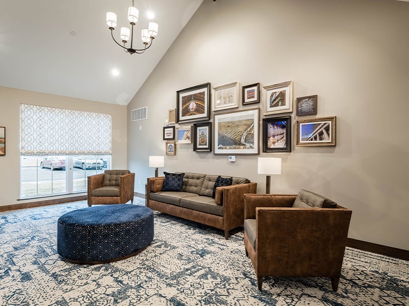 Cedarhurst of Topeka's cozy common area, complete with comfortable seating