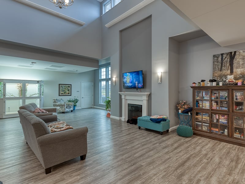 Cedarhurst of Waterloo's cozy common area, complete with a warm fireplace and comfortable seating