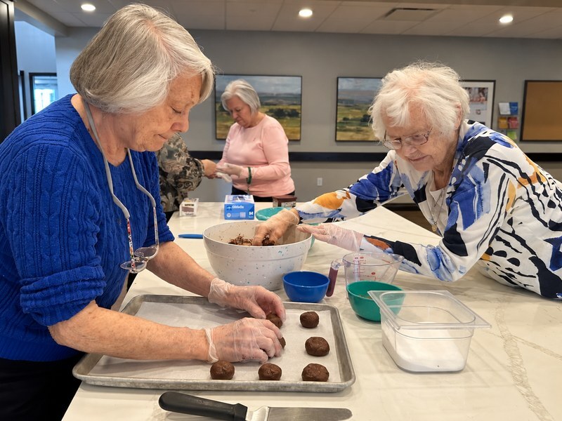 Cedarhurst of Waterloo - Lifestyle Baking Cookies [800x600]