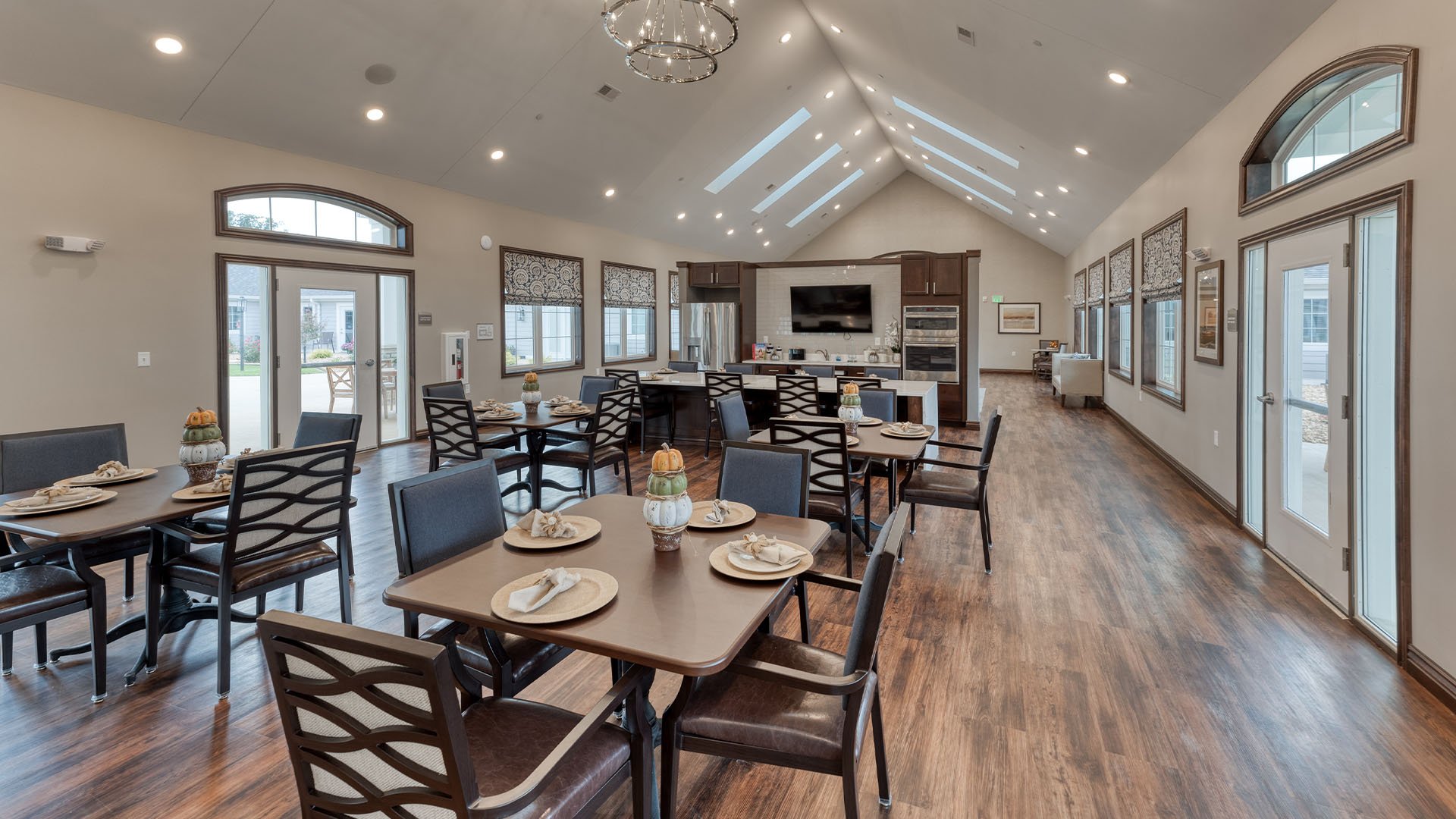 A spacious and bright dining room at Cedarhurst of West Plains, offering comfortable seating for meals.
