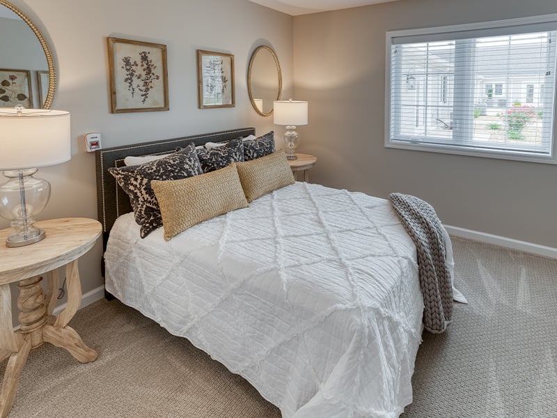Cedarhurst of West Plains: A cozy and well-appointed senior apartment bedroom for residents.