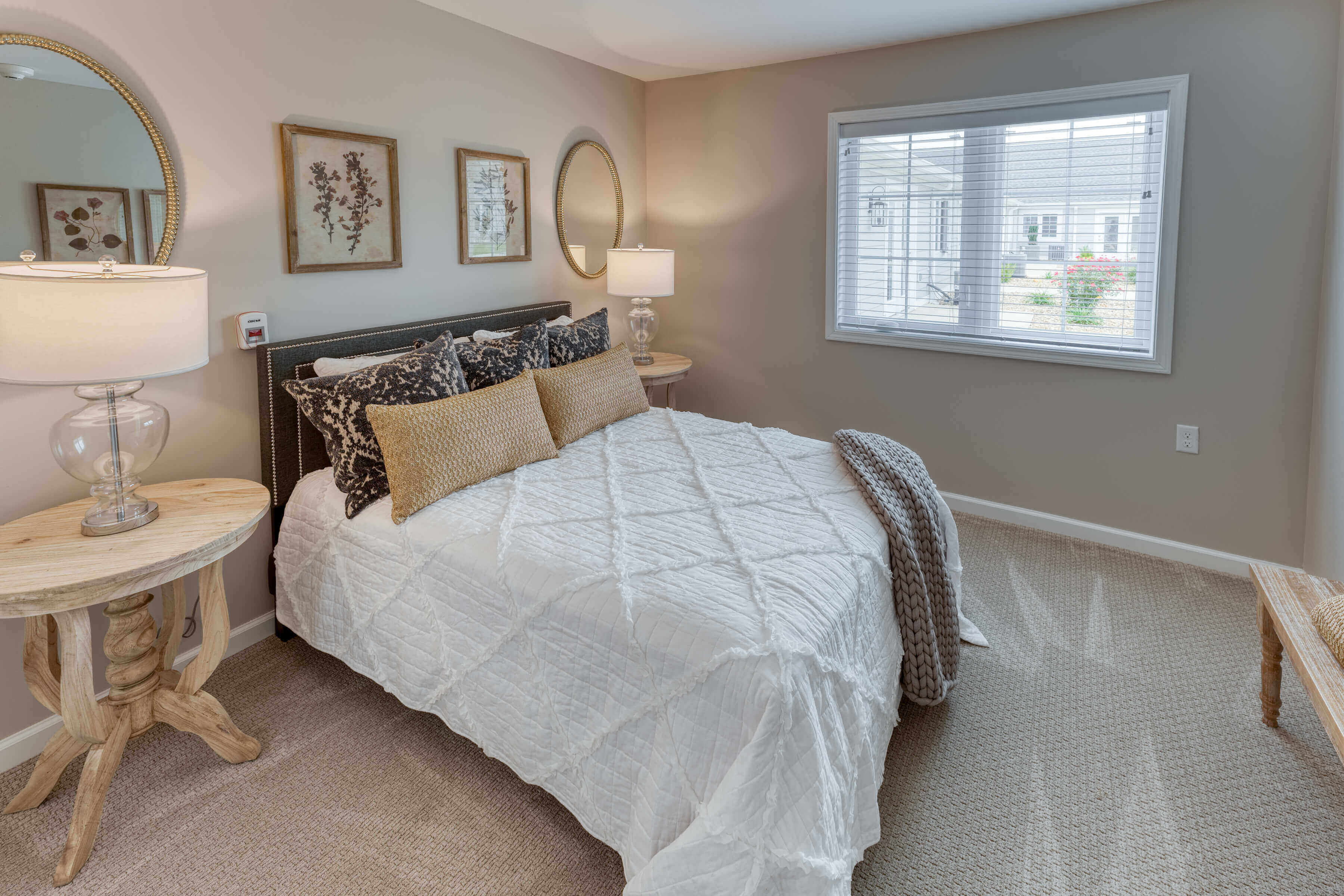 Cedarhurst of West Plains - Apartment Bedroom