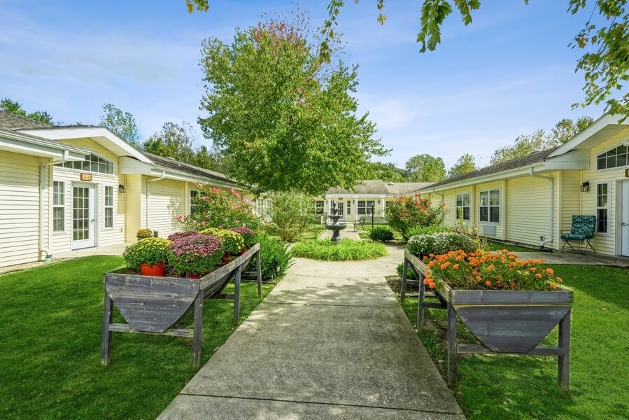 Cedar Creek of Bedford - Outdoor Space