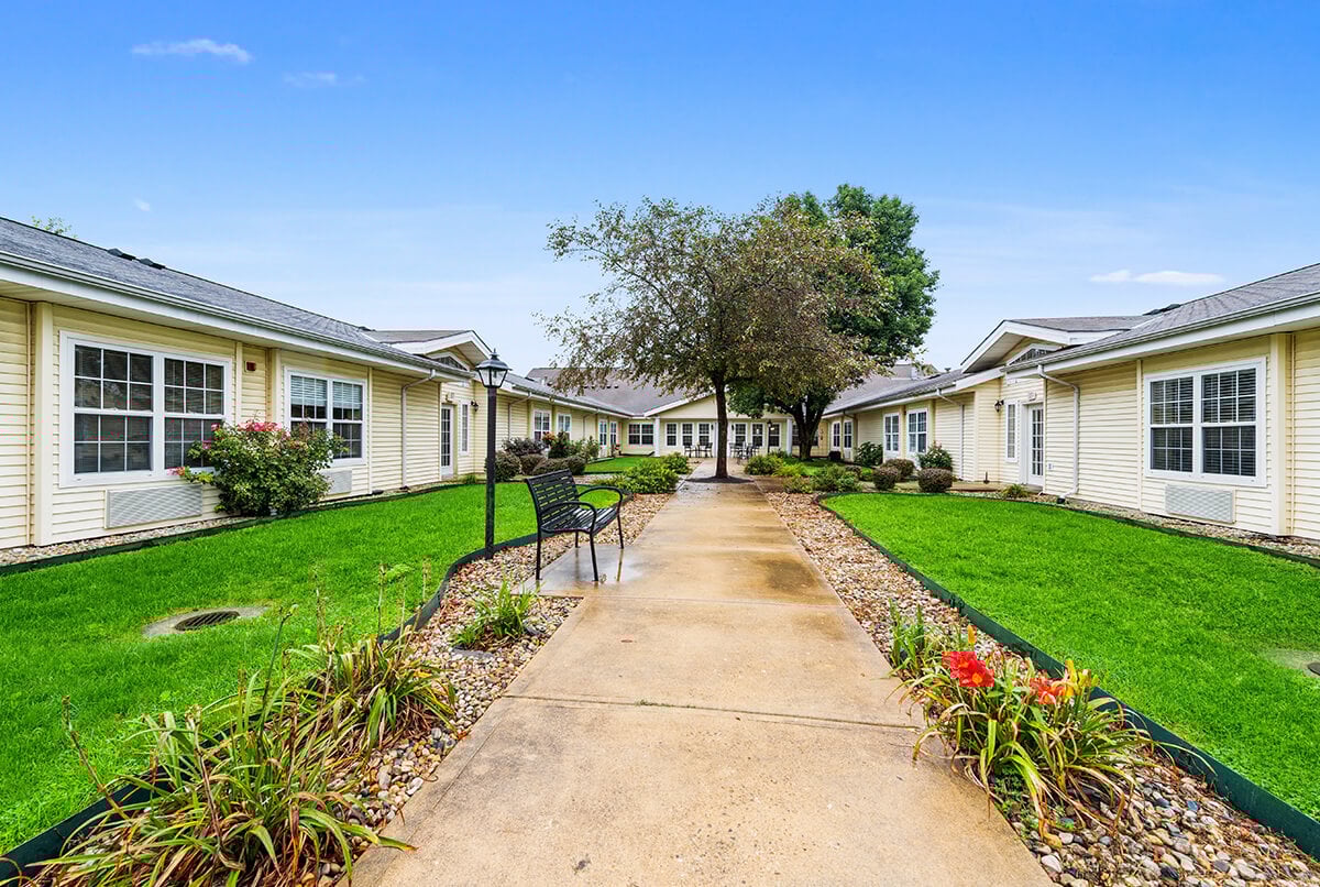 Outdoor Courtyard and walking path at Cedar Creek of Franklin