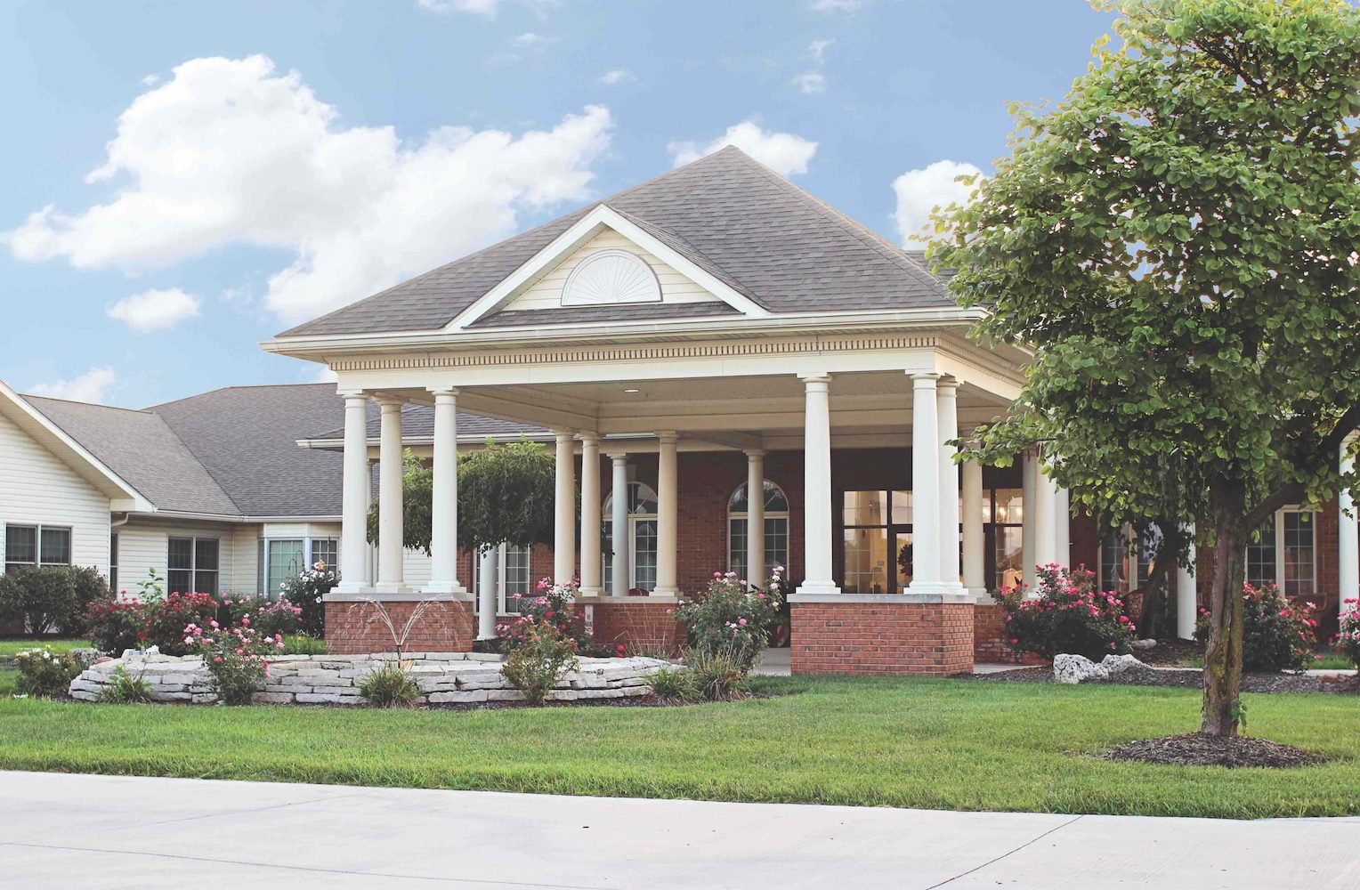 The Cedarhurst of Granite City building, a long white and brick building with a large front portico