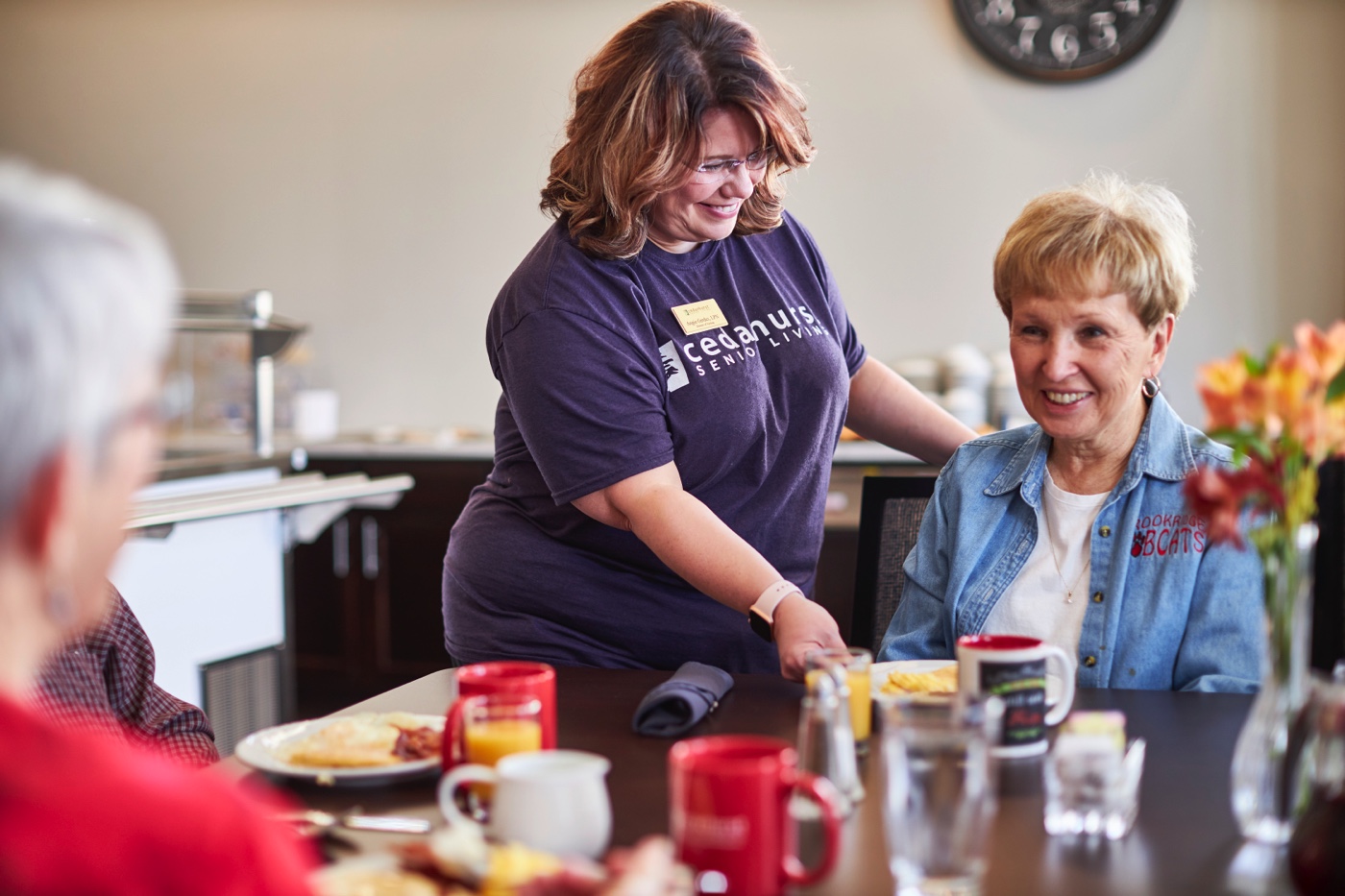 EdisonLakes_Homepage_PictureYourselfHere_About_You_Caregiver_Serving_Food_To_Resident