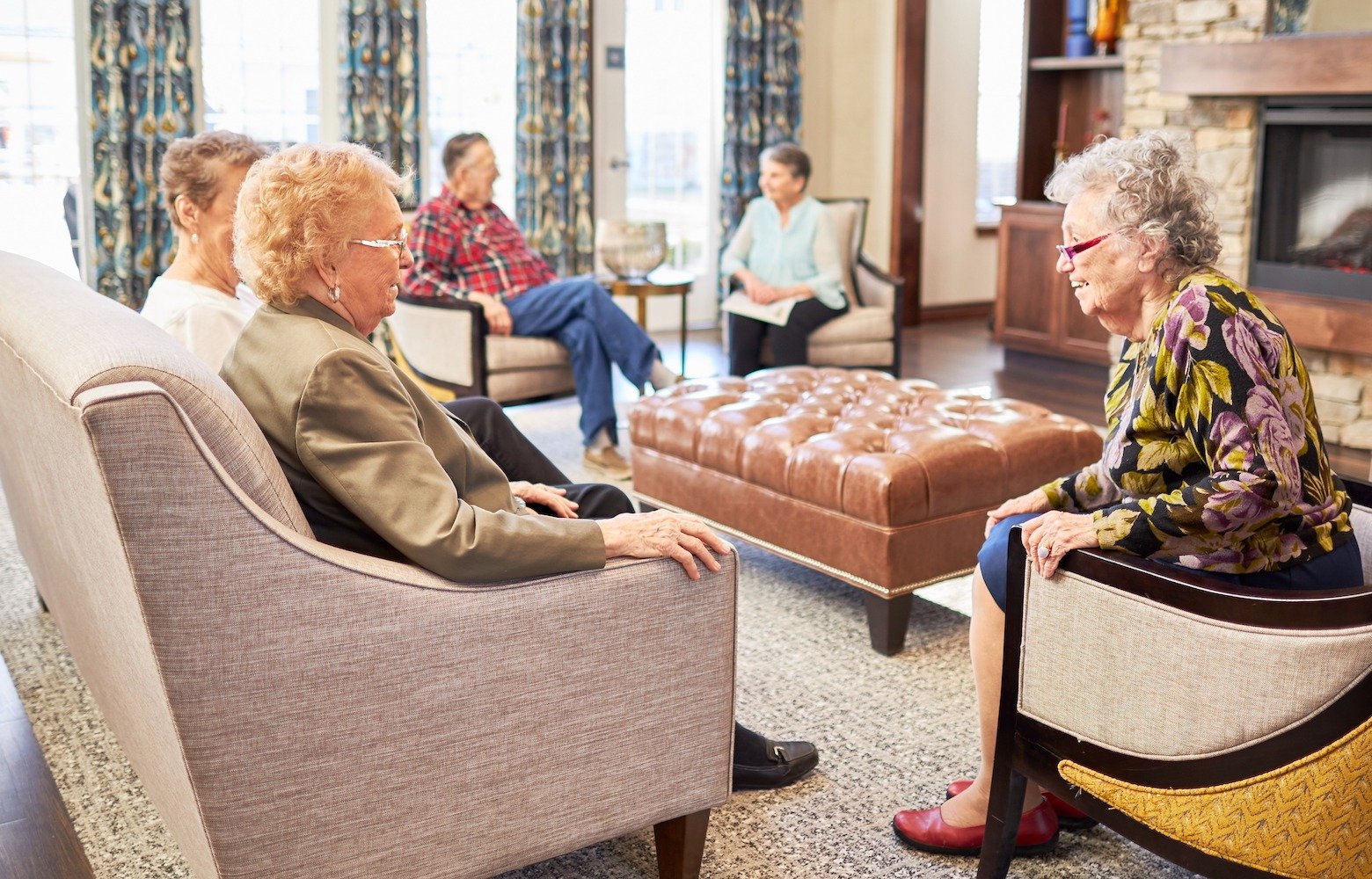 EdisonLakes_Gallery_Residents_Laughing_Having_Conversation_Living_Room