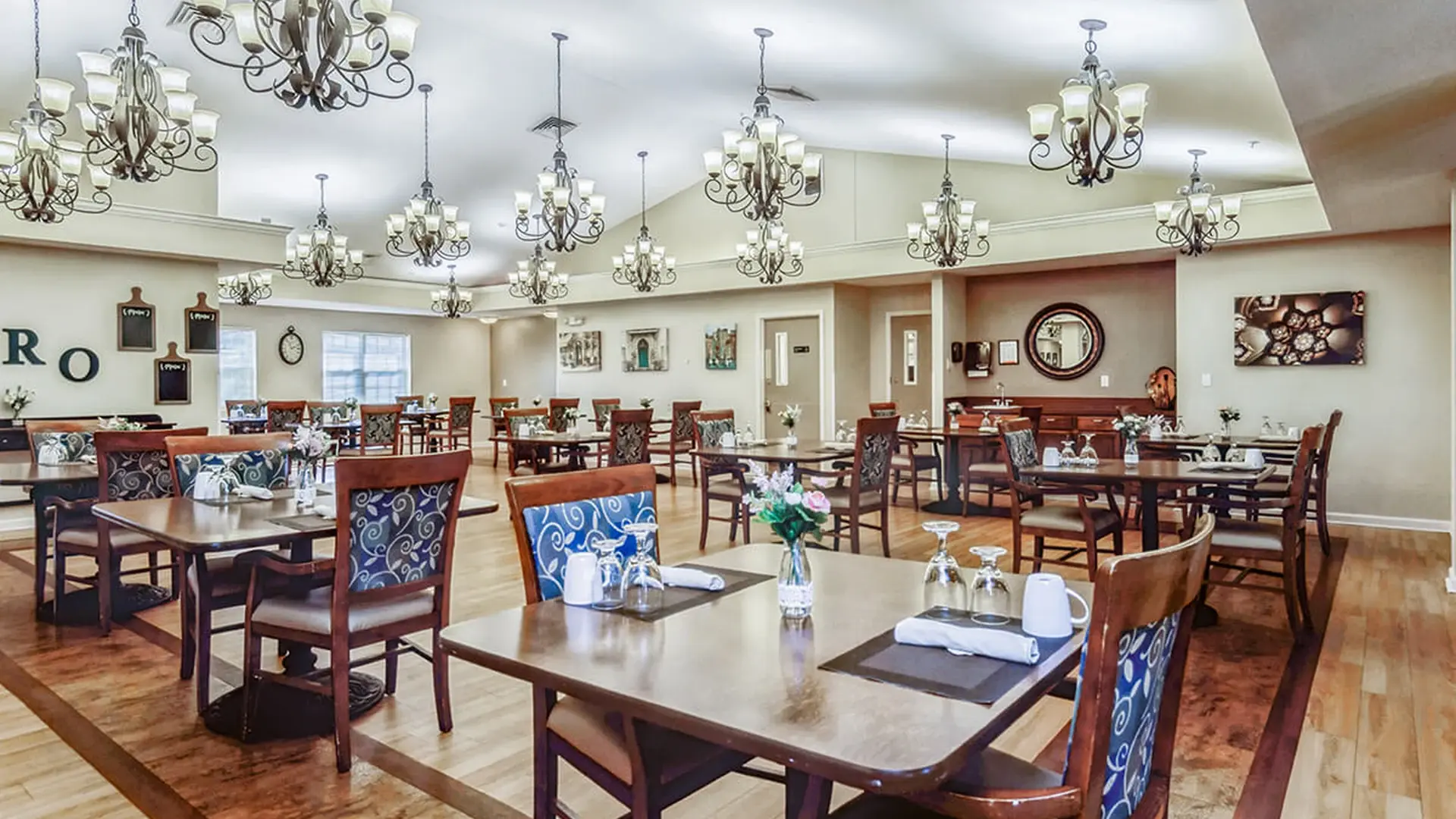 A spacious and bright dining room at Cedar Creek of Fort Wayne, offering comfortable seating for meals