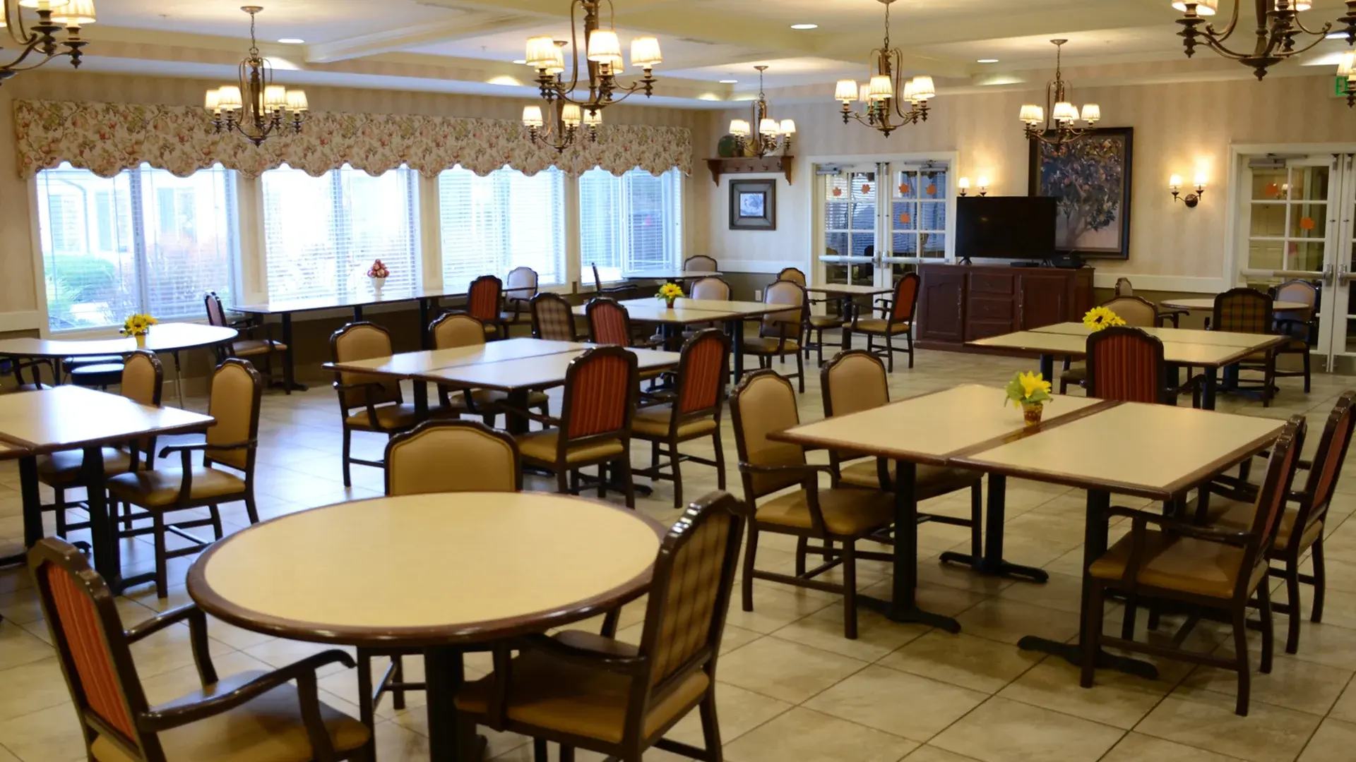 A spacious and bright dining room at Cedar Creek of High Plains, offering comfortable seating for meals