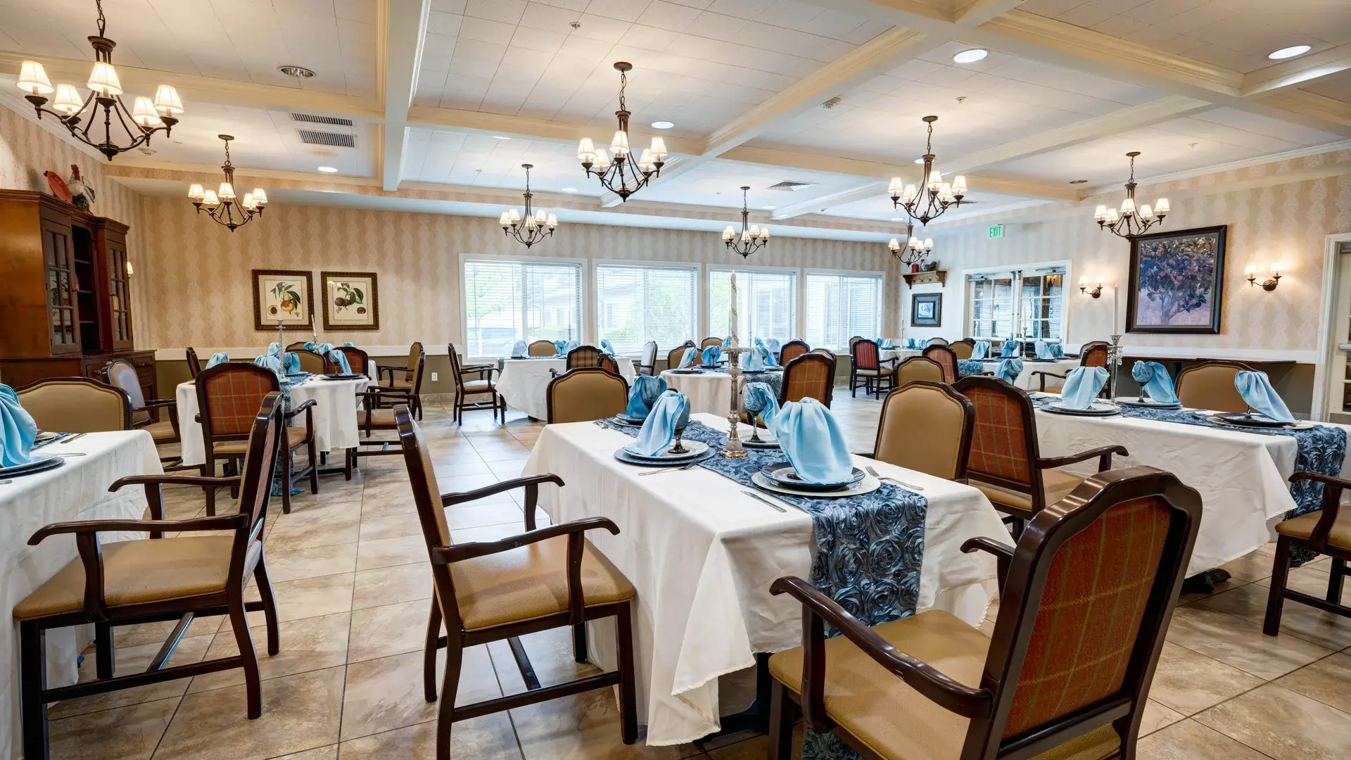 A spacious and bright dining room at Cedar Creek of Prairie Meadows, offering comfortable seating for meals