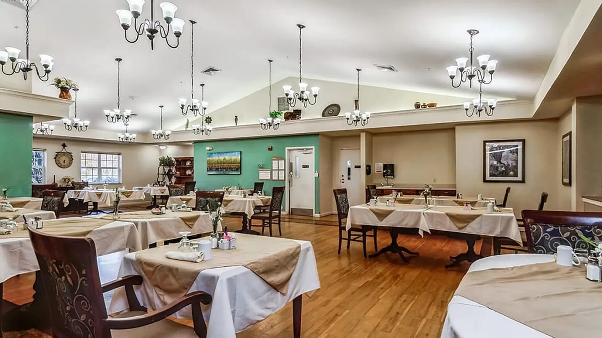 A spacious and bright dining room at Cedar Creek of Warsaw, offering comfortable seating for meals
