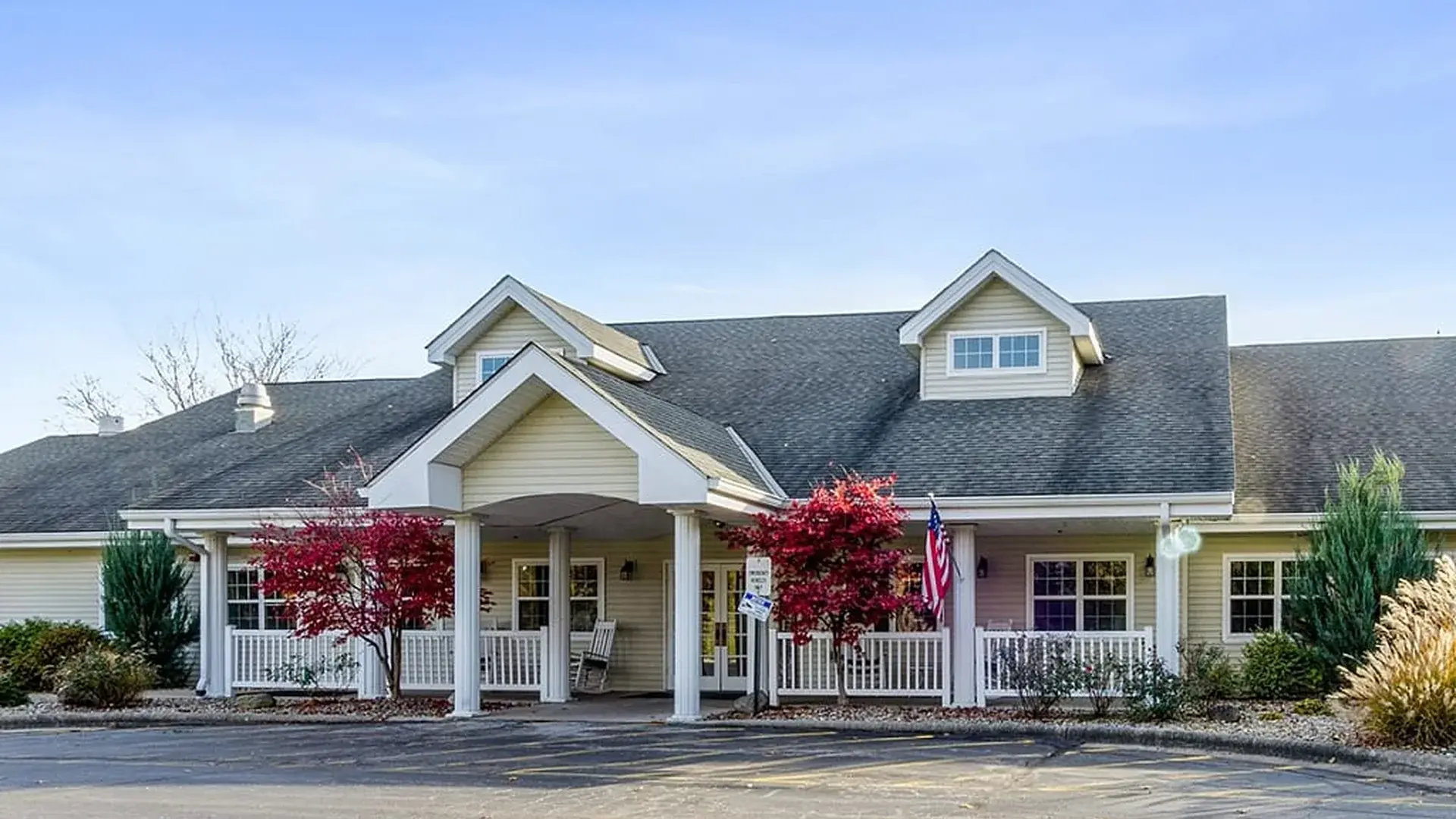 The welcoming front exterior of Cedar Creek of Warsaw senior living community