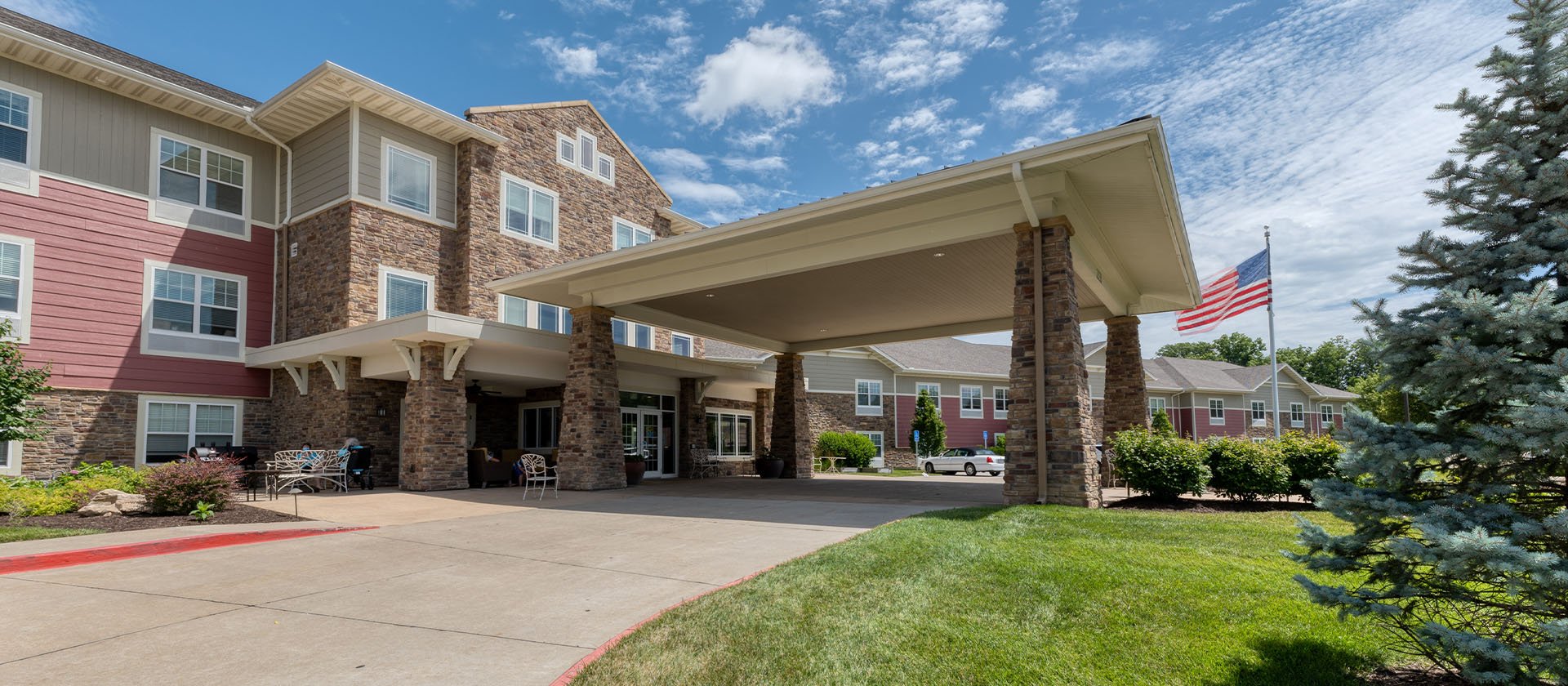 The welcoming front exterior of the Cedarhurst of Columbia senior living community