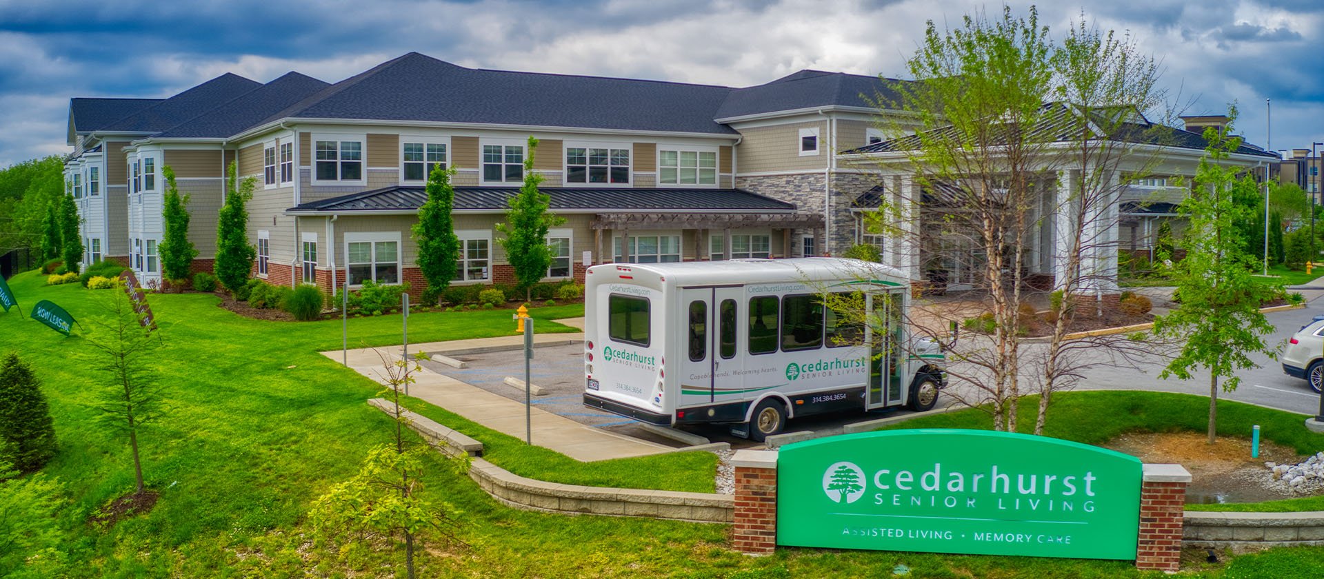 The welcoming front exterior of the Cedarhurst of  Des Peres senior living community