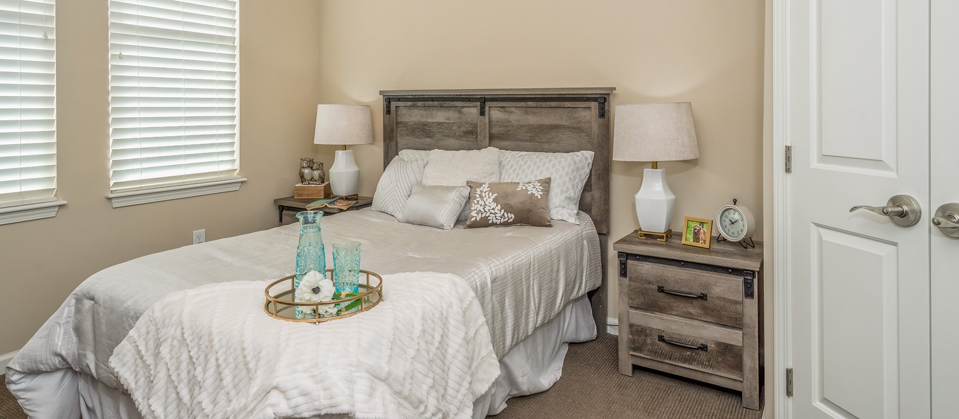 Cedarhurst of East Louisville - Apartment Bedroom