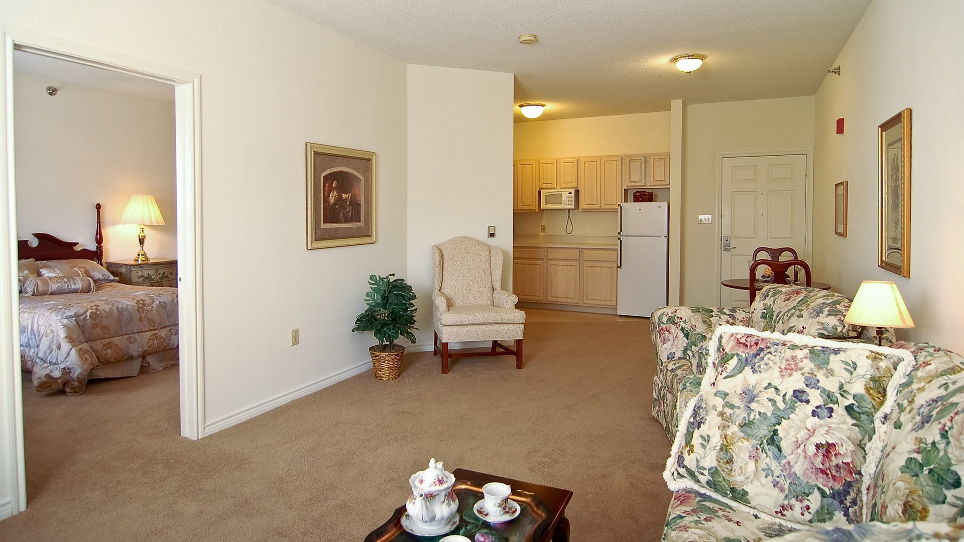 Senior-friendly apartment living room at Cedarhurst of Edison Lakes, offering comfortable and accessible design for residents