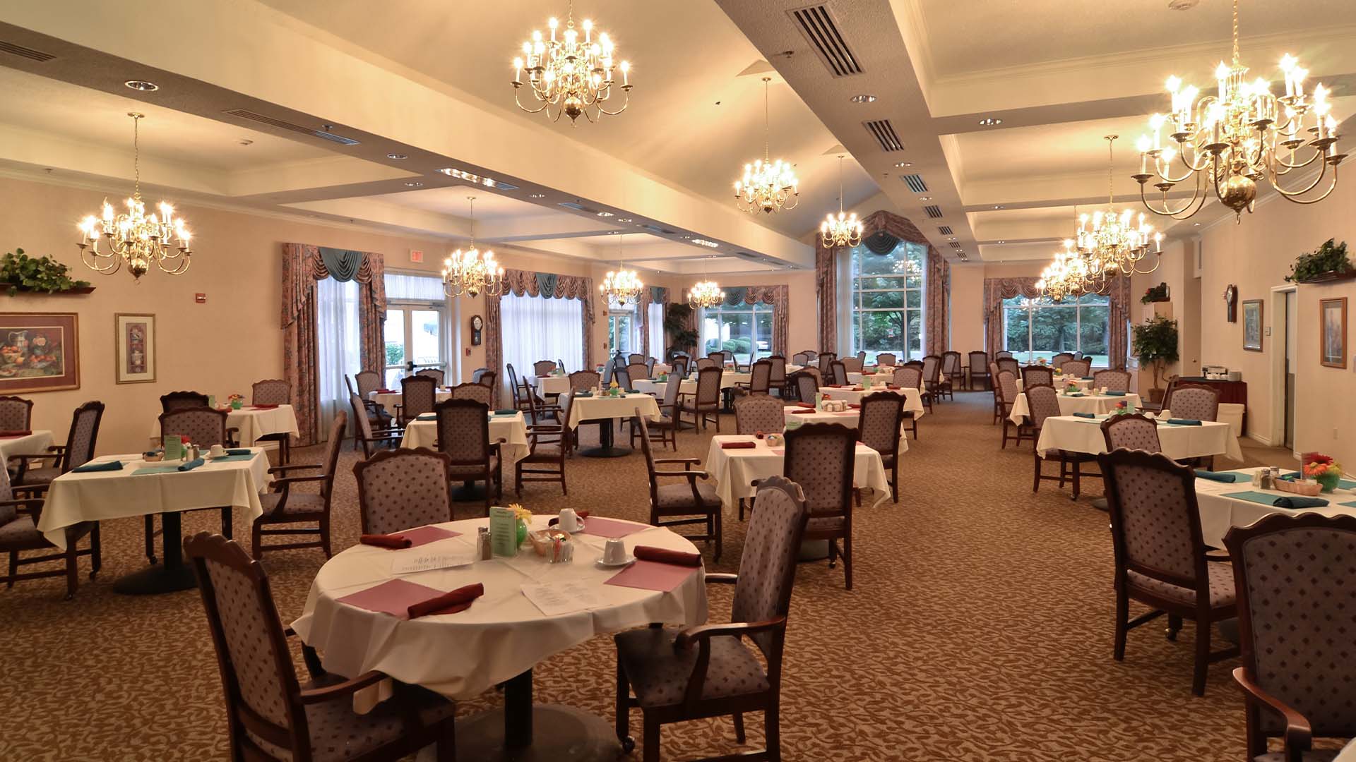 A spacious and bright dining room at Cedarhurst of Edison Lakes, offering comfortable seating for meals