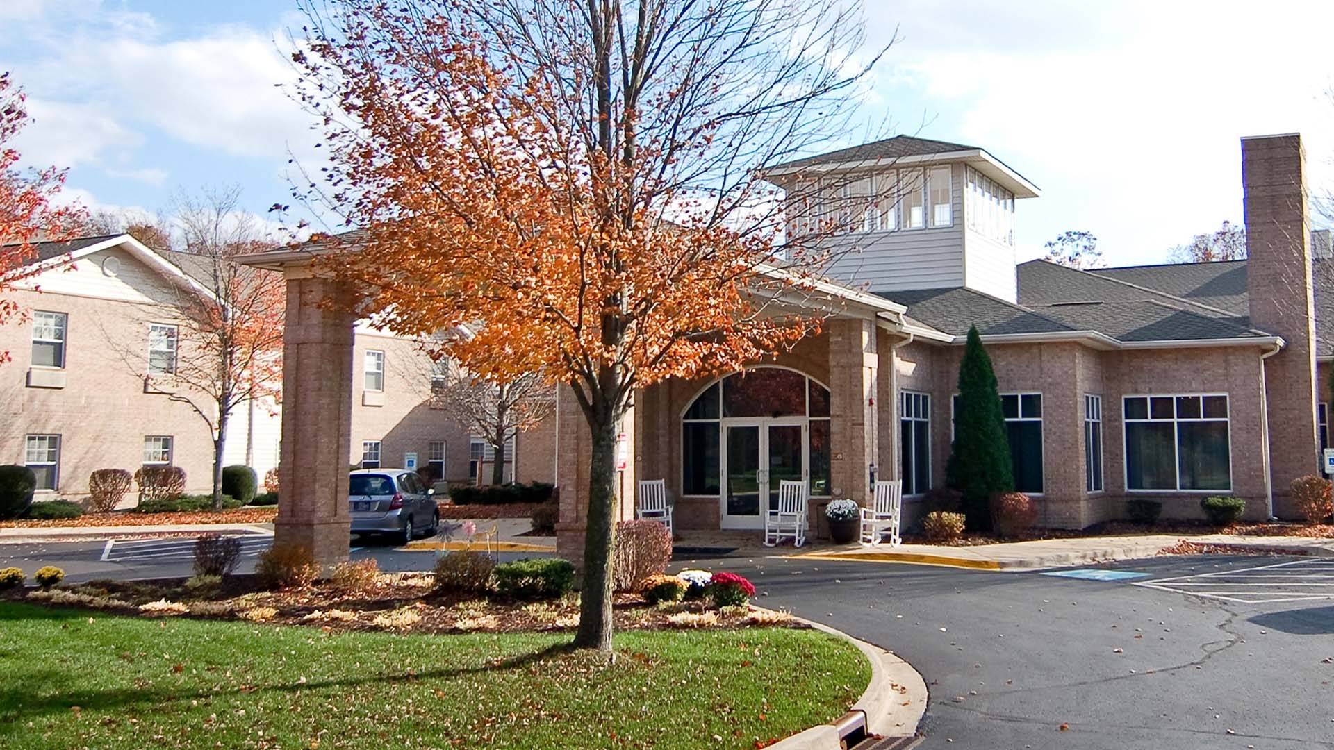 The welcoming front exterior of the Cedarhurst of Edison Lakes senior living community