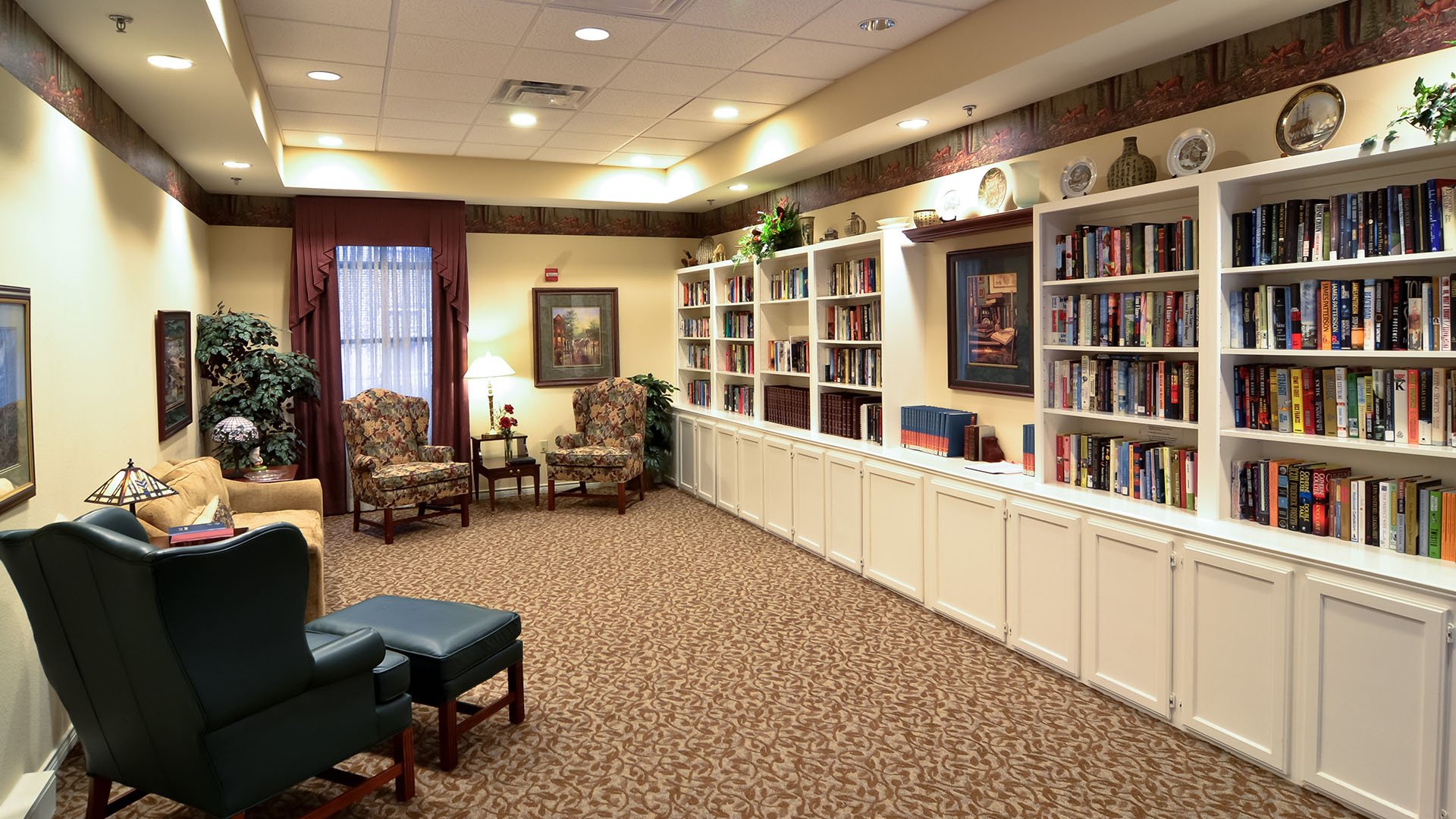 A welcoming senior-friendly library at Cedarhurst of Edison Lakes with accessible resources for reading and relaxation
