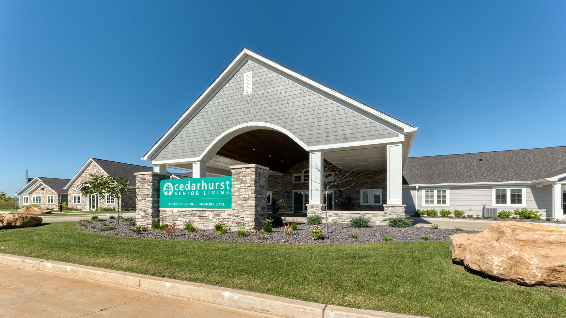 The welcoming front exterior of the Cedarhurst of Farmington senior living community