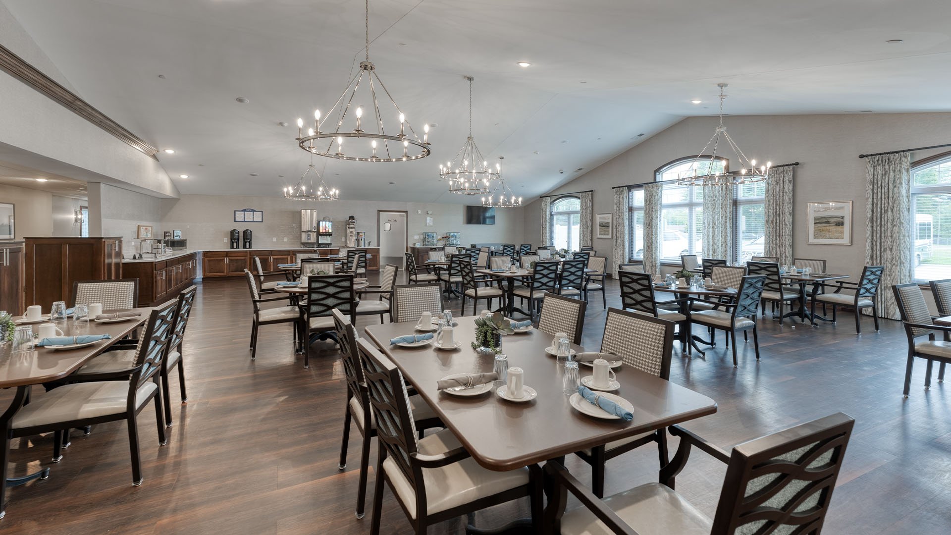 A spacious and bright dining room at Cedarhurst of Lebanon, offering comfortable seating for meals.