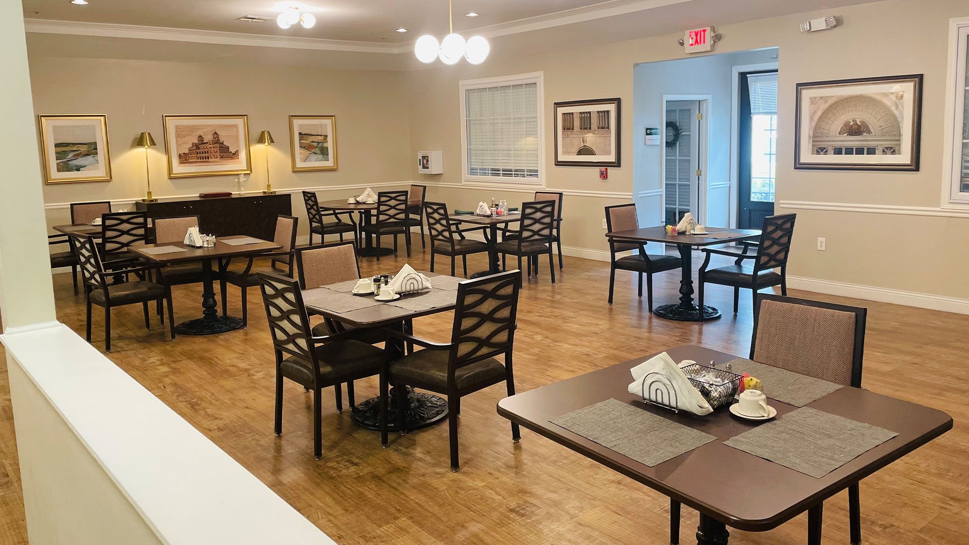 A spacious and bright dining room at Cedarhurst of Oakwood, offering comfortable seating for meals