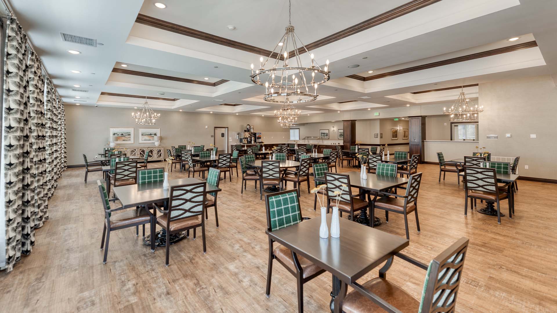A spacious and bright dining room at Cedarhurst of Owensboro, offering comfortable seating for meals.