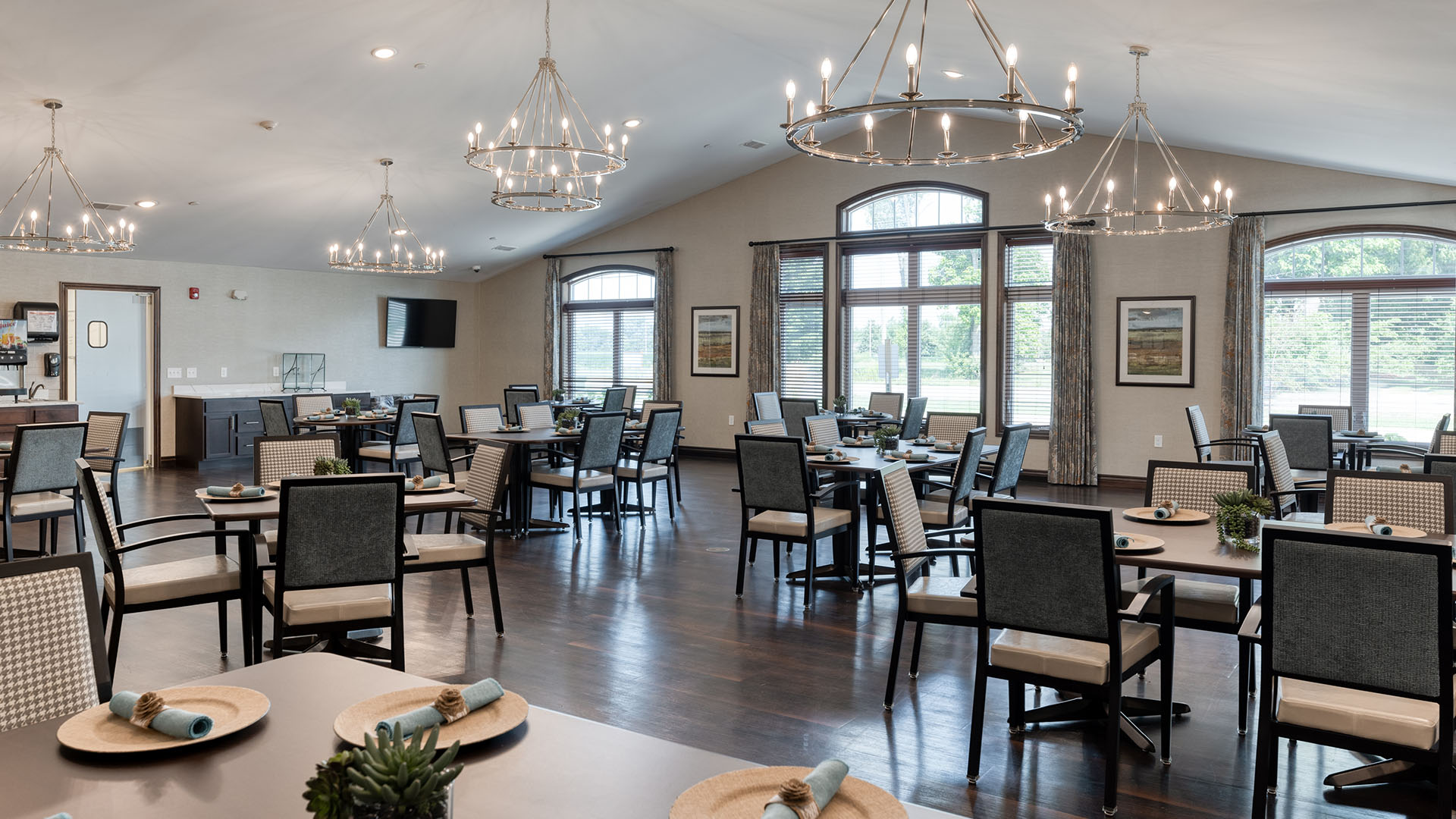A spacious and bright dining room at Cedarhurst of Springfield, IL, offering comfortable seating for meals